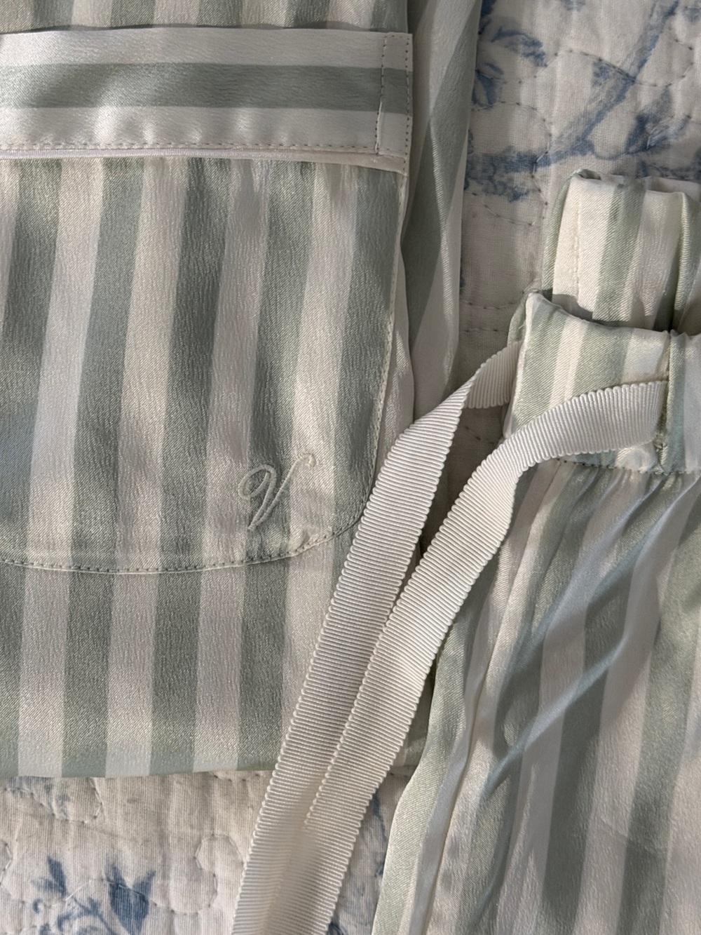 NWOT Victoria’s Secret Signature Satin Short Pajama Set Size Small Top & Bottom - Picture 2 of 3